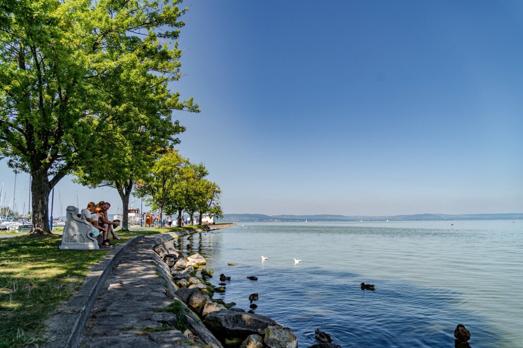 Balatonlellei móló és kikötő – Séta a víz felett, élmények a horizonton